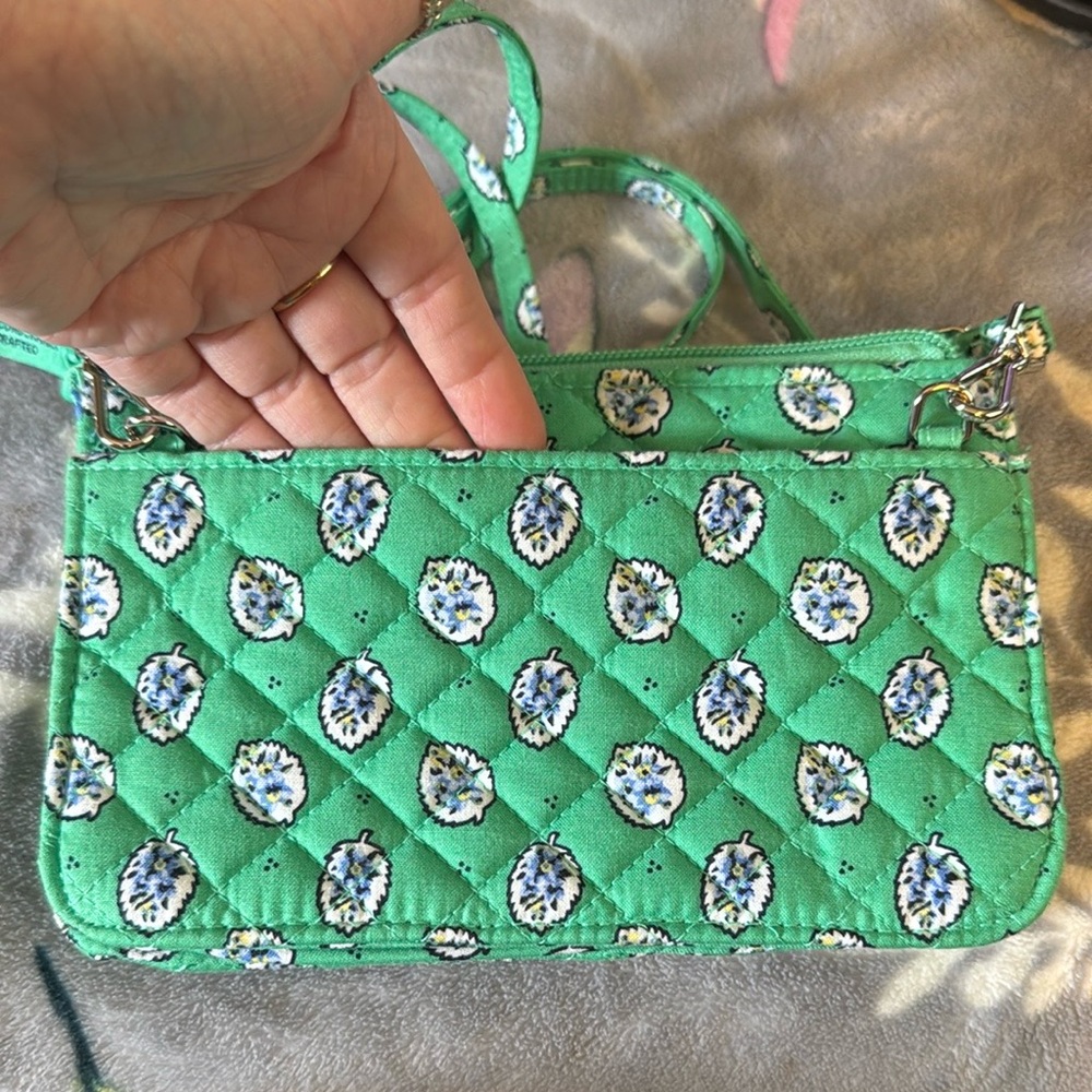 NWT Vera Bradley RFID Crossbody in Garden Green Leaf - Picture 4 of 6